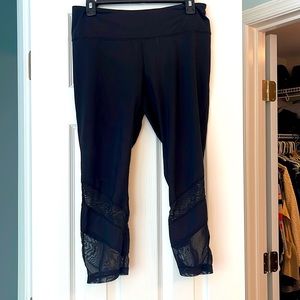 Black Zella Capri Leggings with Mesh Detail Size L